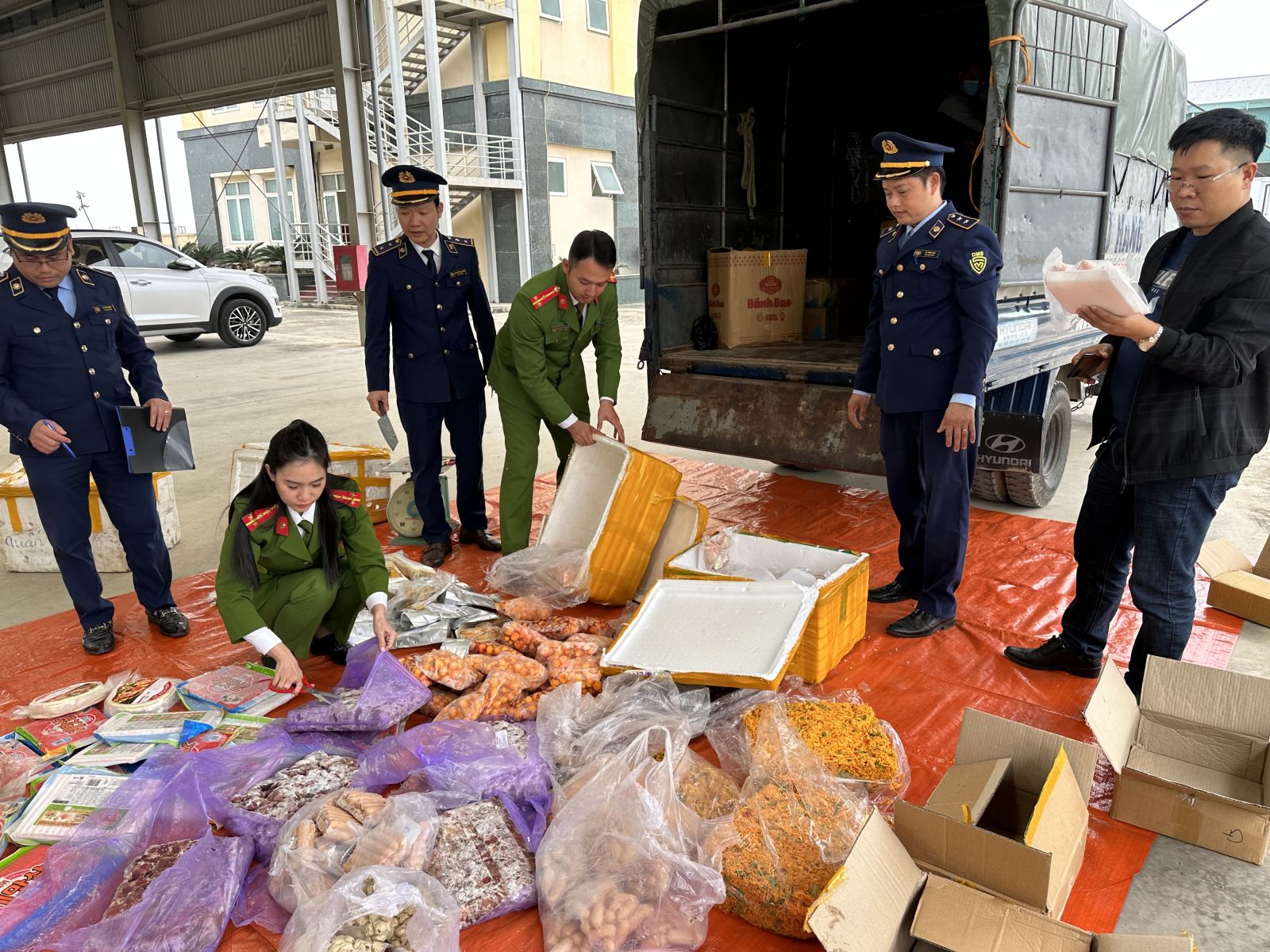 Thu giữ gần 500 kg thực phẩm bẩn không rõ nguồn gốc