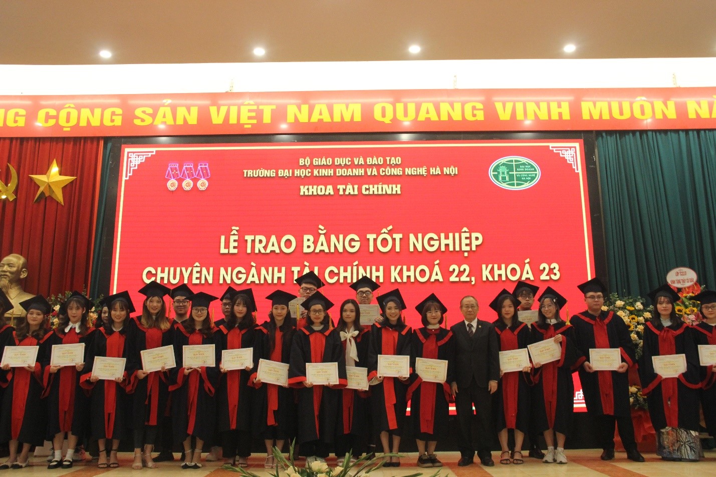 Khoa Tài chính tổ chức Lễ trao Bằng tốt nghiệp hệ Đại học chính quy cho sinh viên khóa 22 và khóa 23