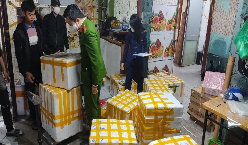 Thu giữ số lượng lớn thực phẩm bẩn, không rõ nguồn gốc dịp cuối năm
