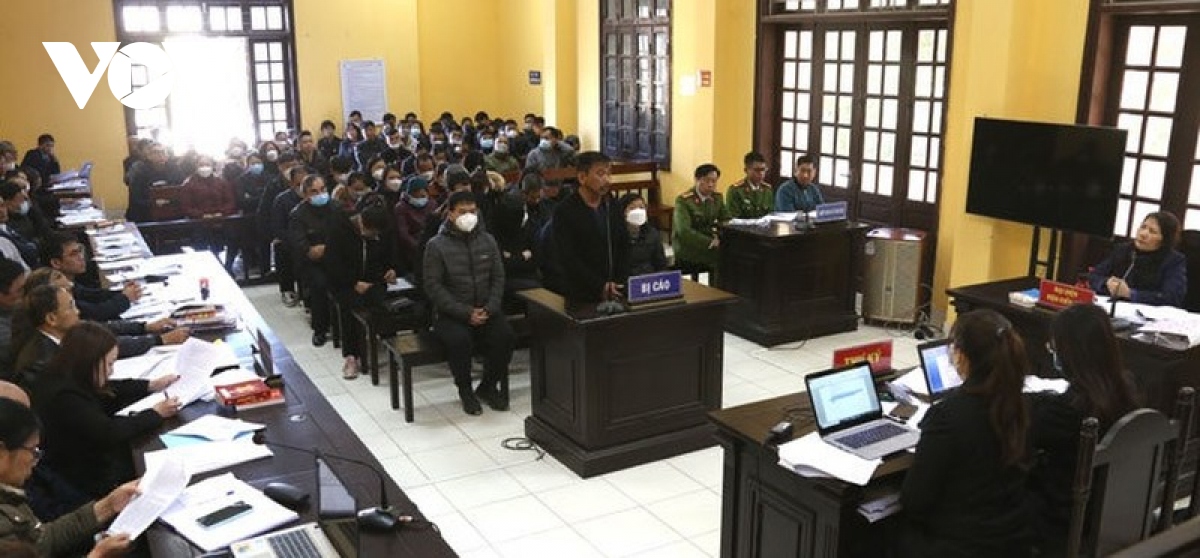 Phạt hơn 15 năm tù đối với 24 bị cáo phạm tội làm giả tài liệu, đưa và nhận hối lộ