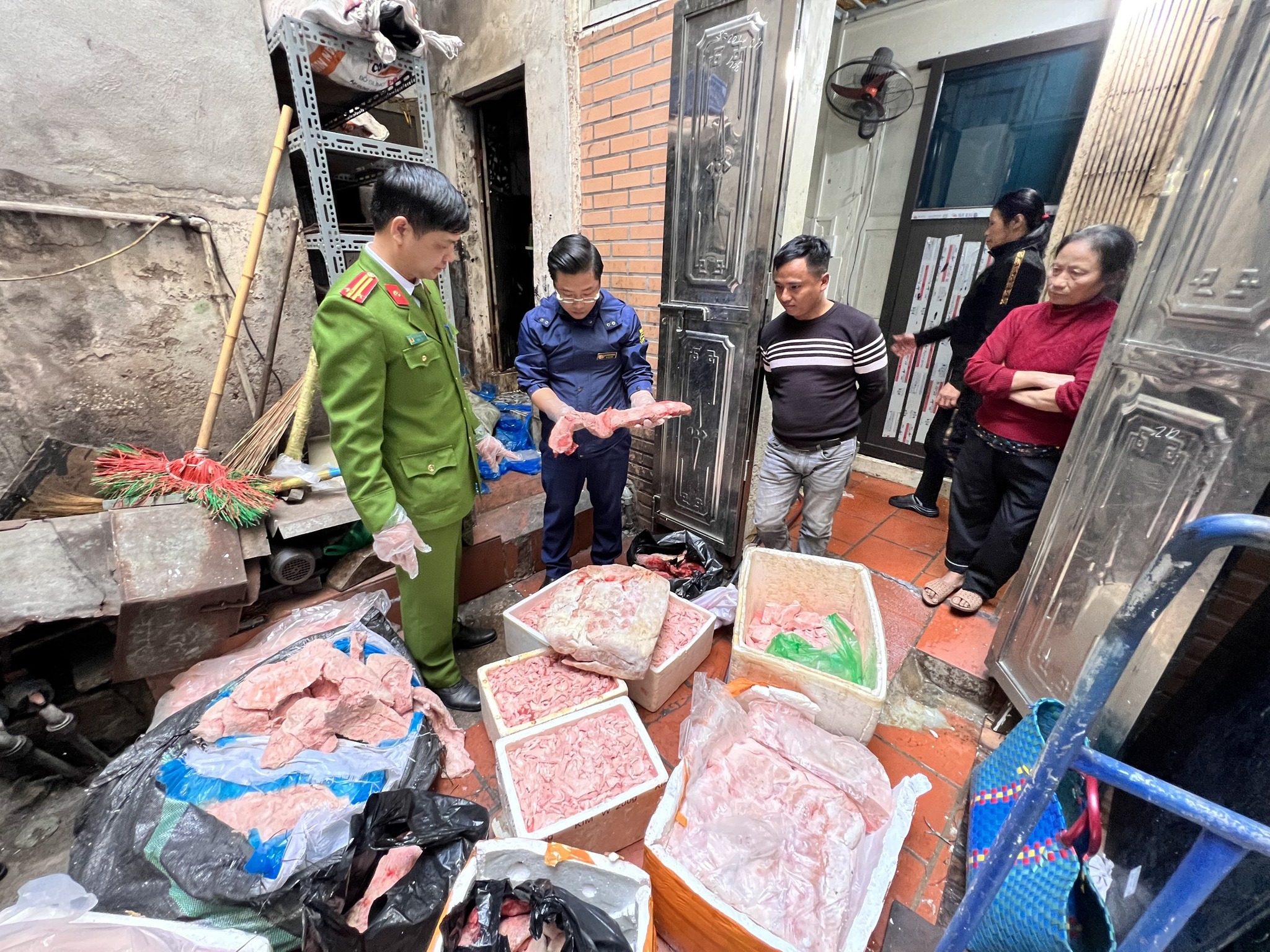 Hà Nội: Tiêu hủy hơn 2,3 tấn thực phẩm hôi thối suýt lên bàn nhậu