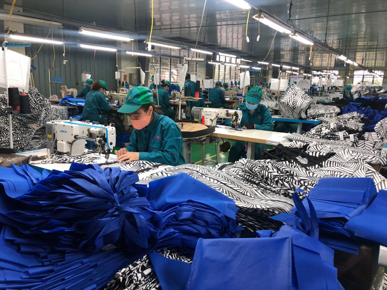 Phấn đấu tổng kim ngạch xuất khẩu dệt may và da giầy đạt 108 tỷ USD
