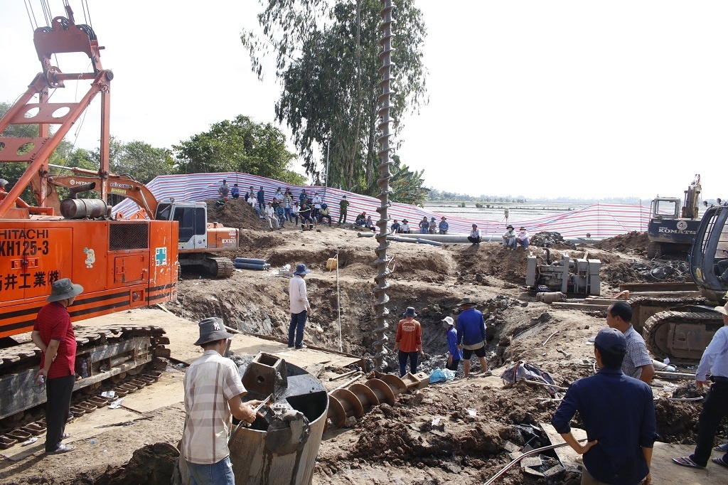 Tiếp tục huy động mọi lực lượng để cứu cháu bé bị mắc kẹt trong ống cọc bê tông