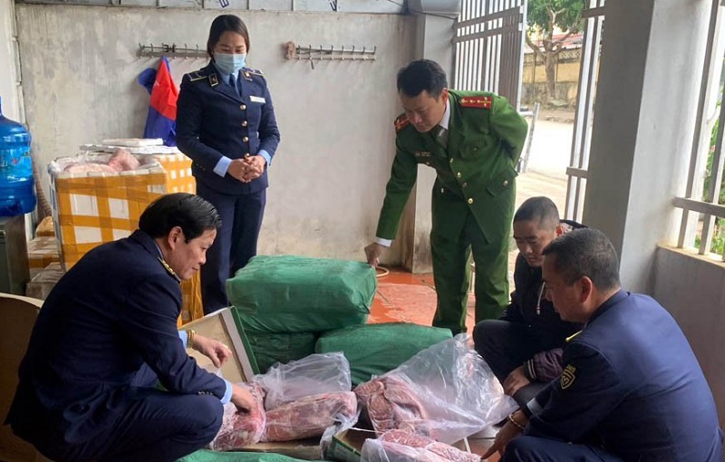 Phát hiện 120kg thịt trâu đông lạnh đã hôi thối