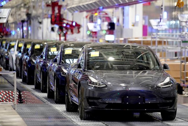 Chủ xe Tesla phản đối việc giảm giá đột ngột