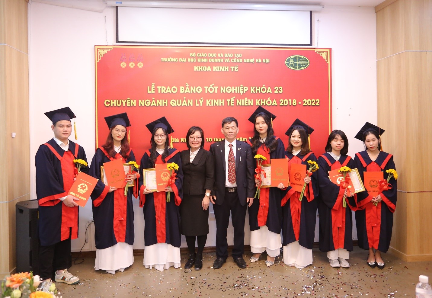 Lễ trao bằng tốt nghiệp Cử nhân Kinh tế khóa 23