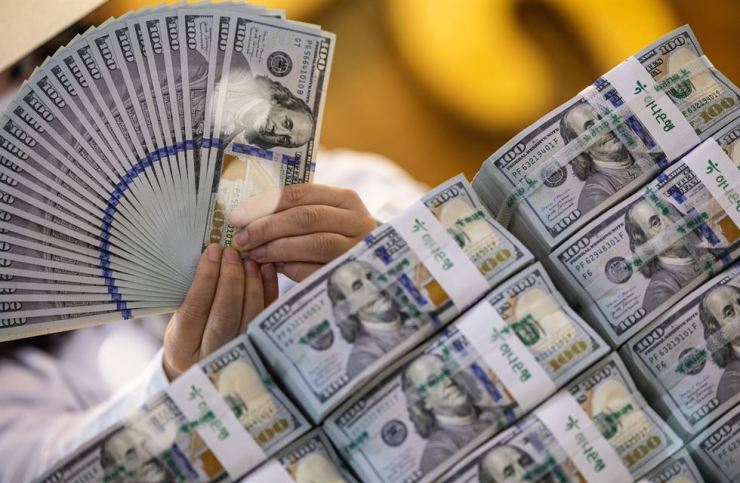 Dự trữ ngoại hối toàn cầu giảm khi các nước chống lại sự tăng giá của đồng USD