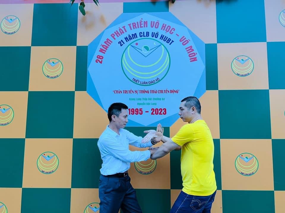 Thơ Nguyễn Văn Long: Ngân Mãi Đá Xanh