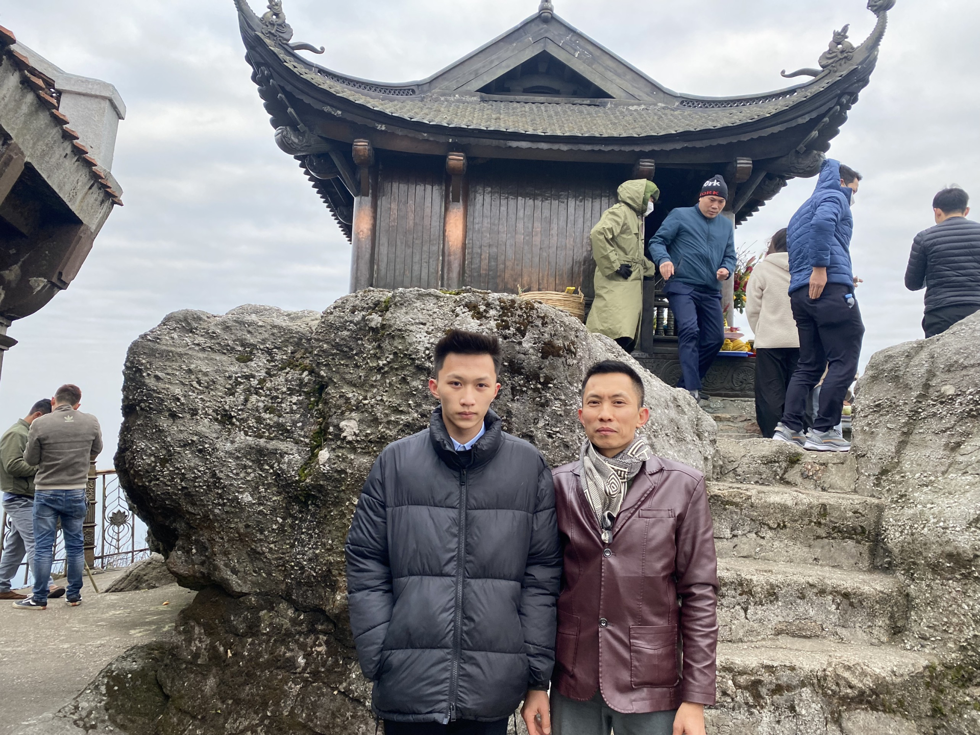 Thơ Nguyễn Văn Long: Non Thiêng Mây Đá Gió Mưa