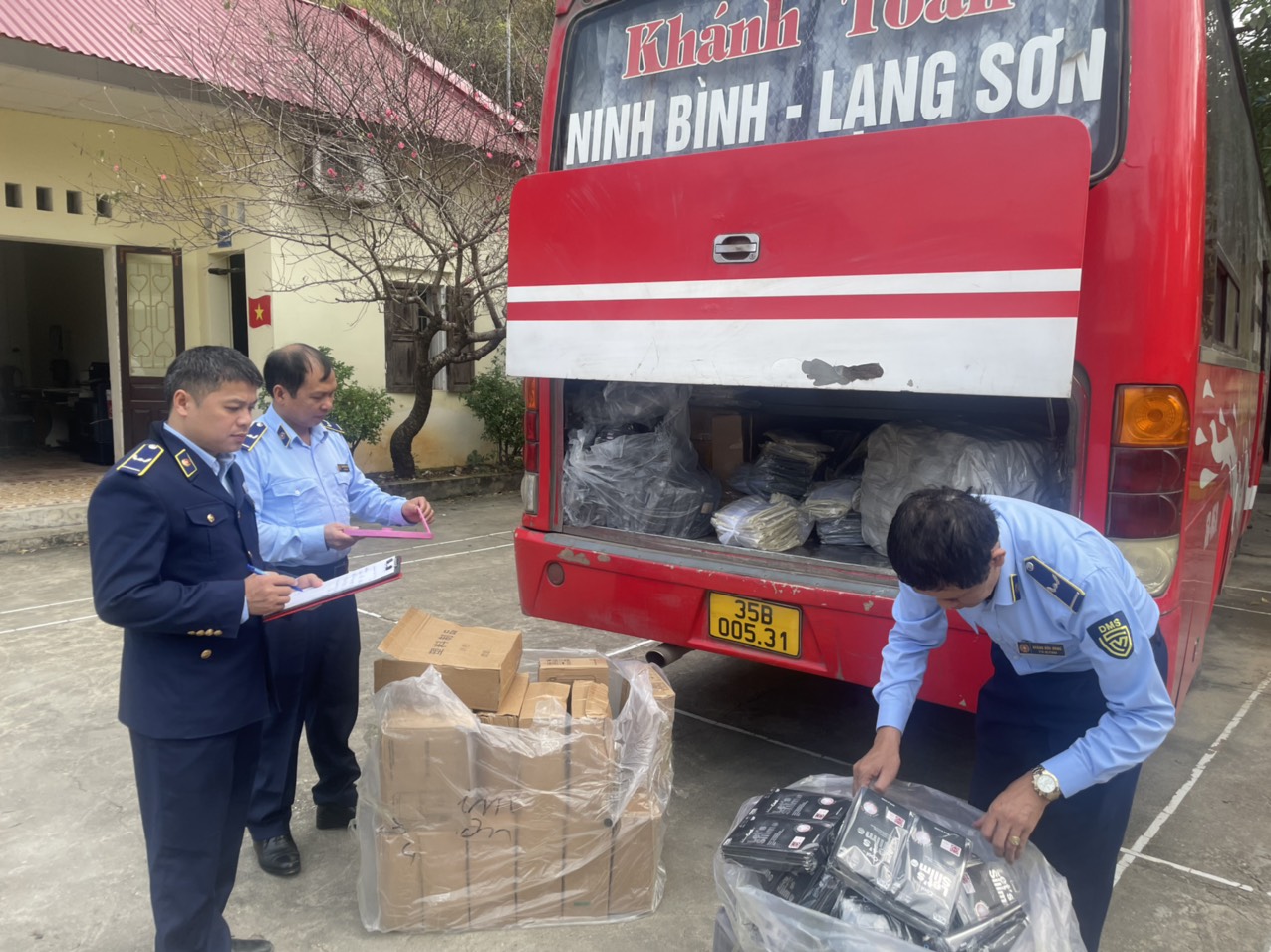 Phát hiện hàng nghìn sản phẩm nhập lậu trên xe khách Lạng Sơn - Ninh Bình