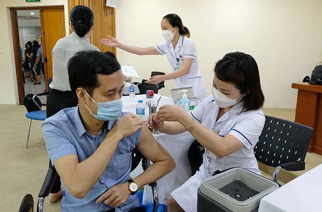 Phụ cấp 100% đối với viên chức y tế dự phòng, y tế cơ sở