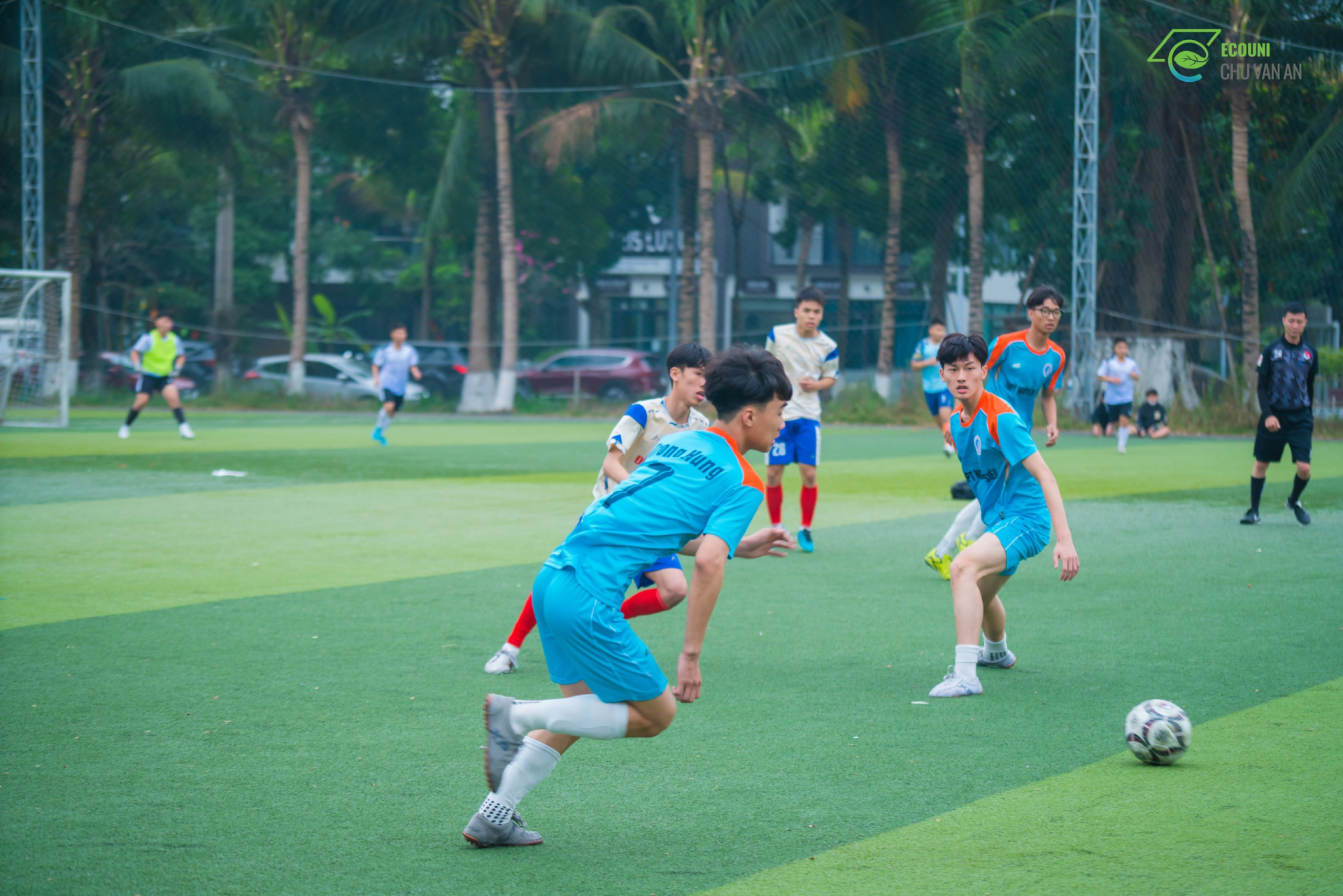 Tranh cup ECOUNI giải bóng đá nam THPT Hưng Yên