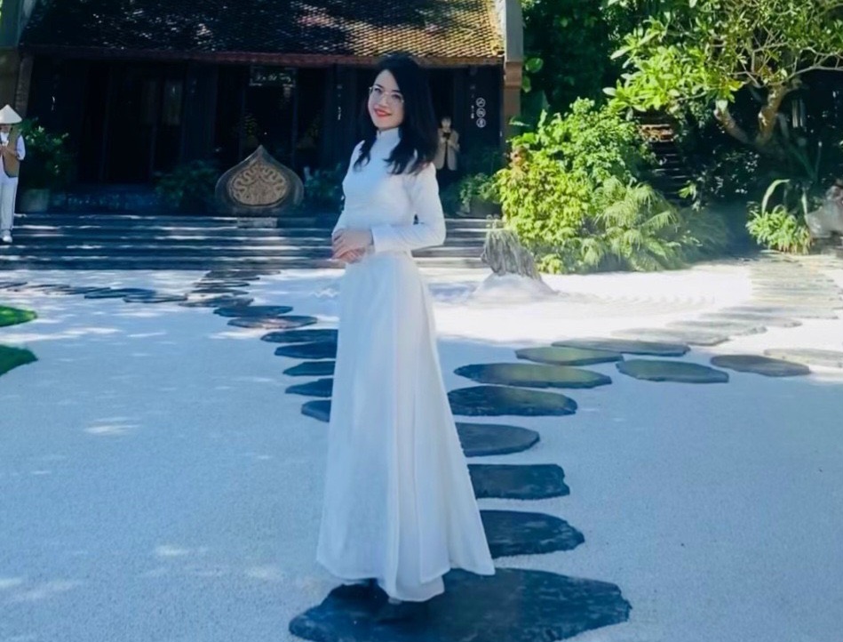 Thơ Nguyễn Văn Long: Em Đừng Hẹn Trăng Điền