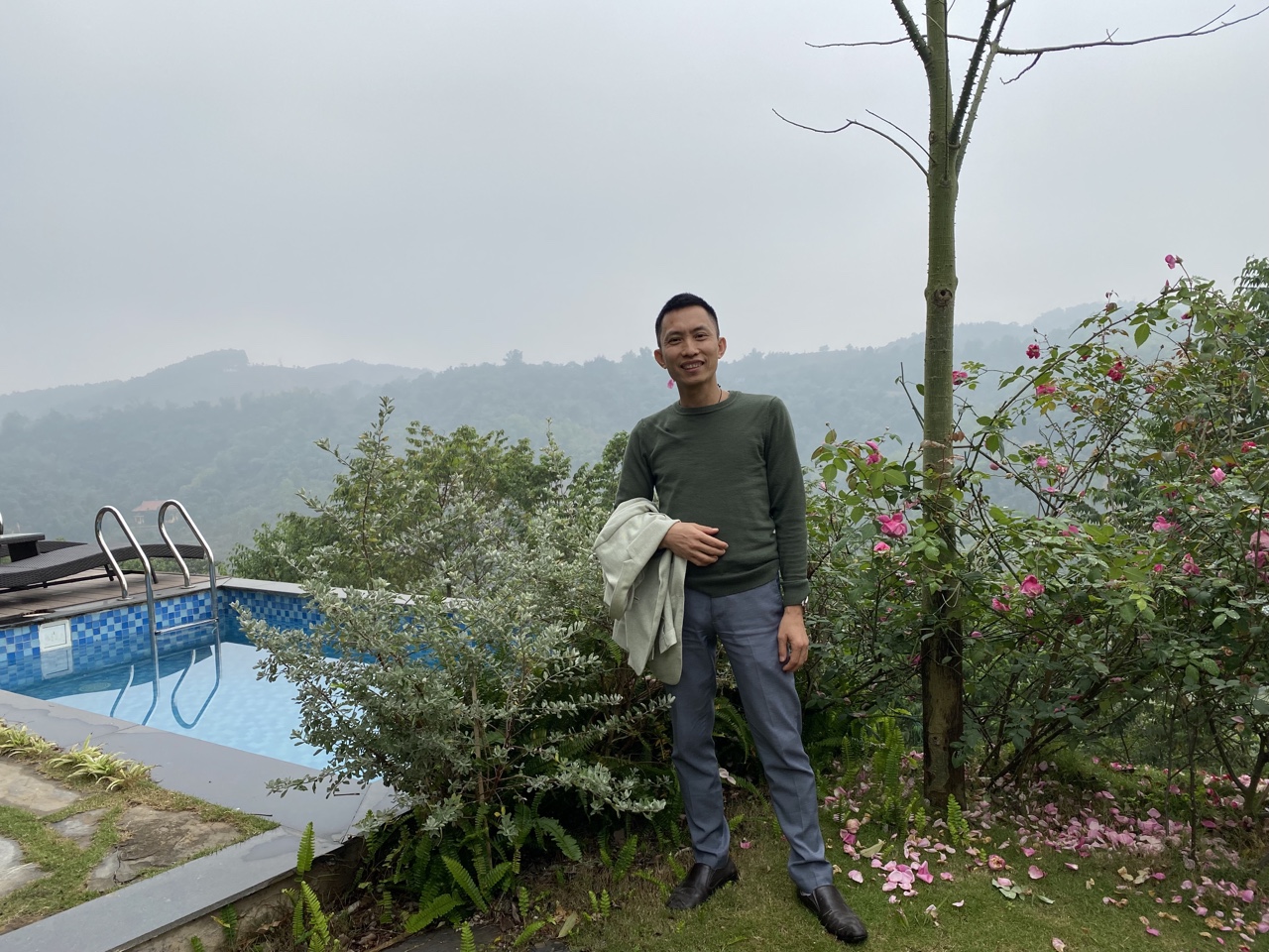 Thơ Nguyễn Văn Long: Mượn Hoa Tình Ngự Nở Ngàn Năm