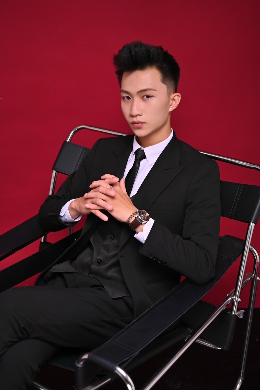 Thơ Nguyễn Văn Long: Nụ Cười Bừng Thật Tươi