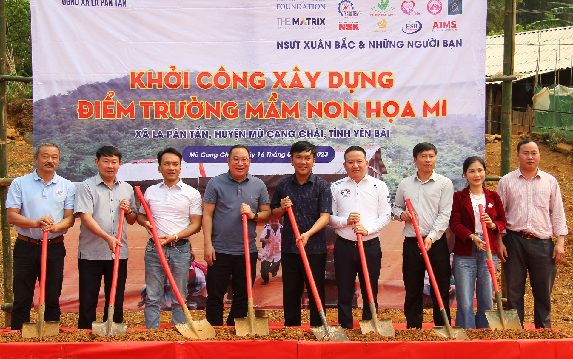 Các nhà hảo tâm chung tay xây dựng điểm trường Mầm non Họa Mi, xã La Pán Tẩn, Mù Cang Chải