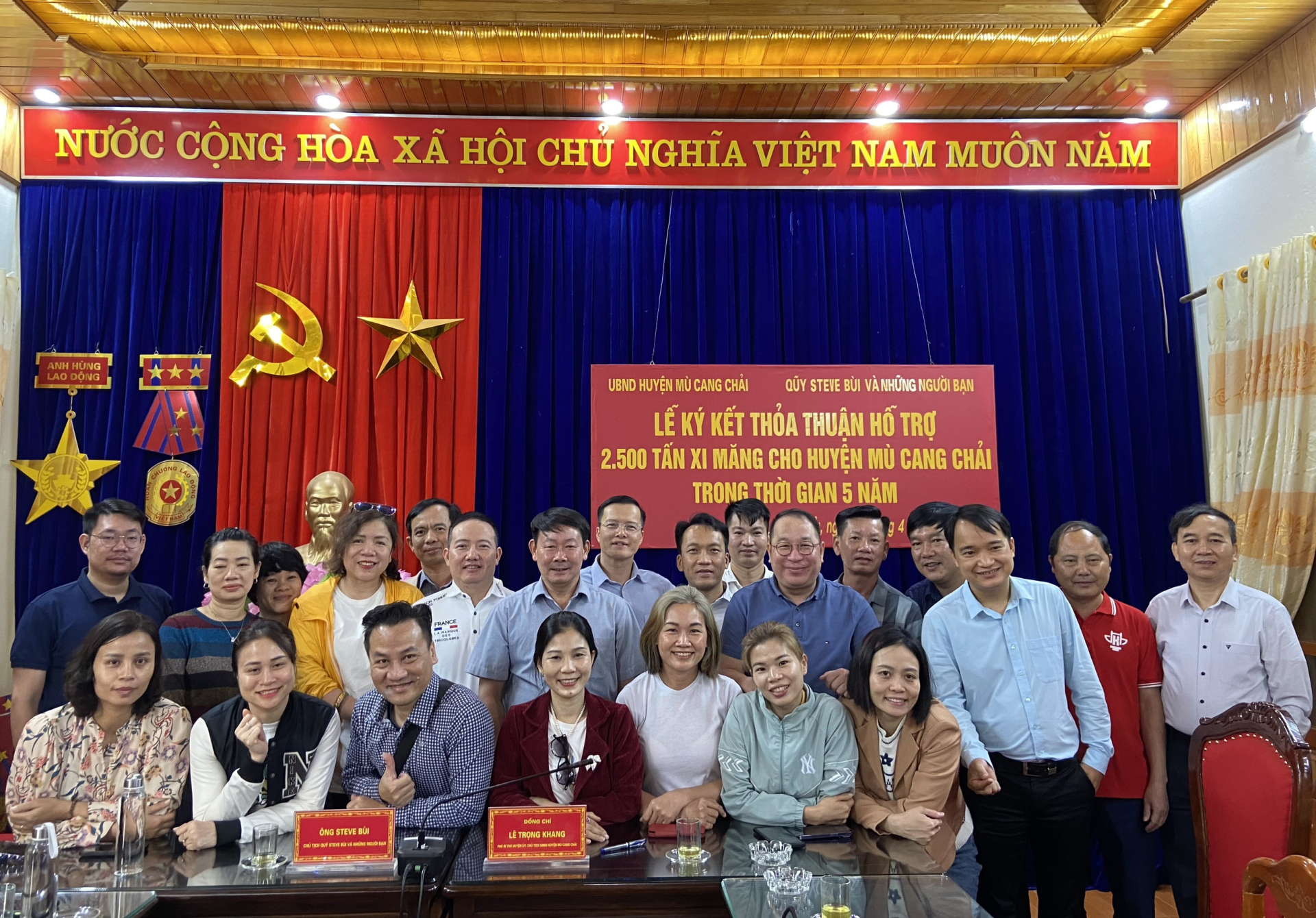 Xây dựng Nông thôn mới: Quỹ Steve Bùi và những người bạn tài trợ 2.500 tấn xi măng cho huyện Mù Cang Chải