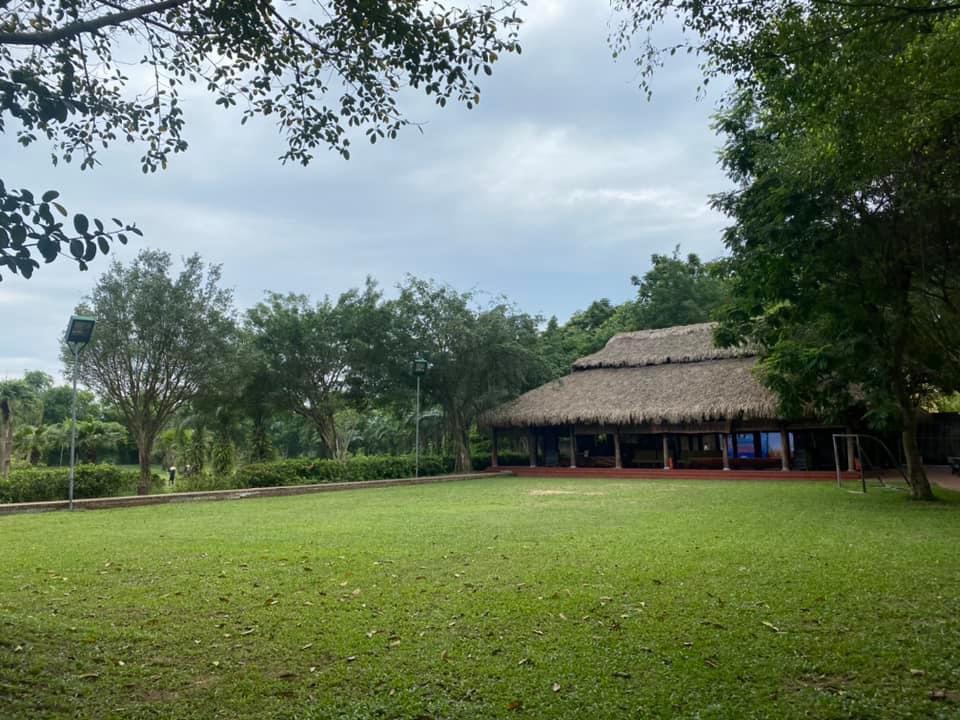 Thơ Nguyễn Văn Long: Nghiêng Mảnh Đồi