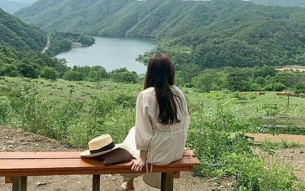 Thơ Nguyễn Văn Long: Nhẹ Với Đêm Xưa