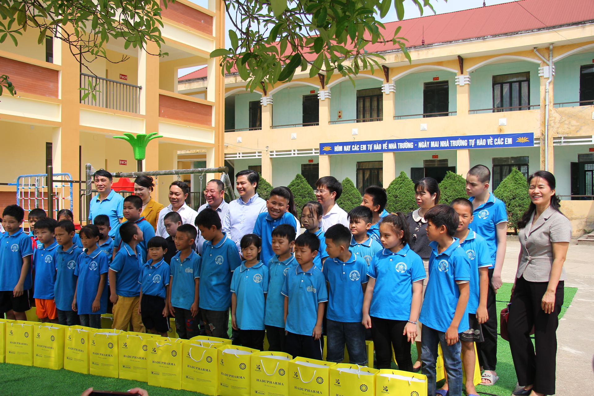 Trao tặng nhiều phần quà ý nghĩa cho học sinh nghèo Trường Tiểu học Sơn Lạc, Tuyên Quang năm học 2022-2023