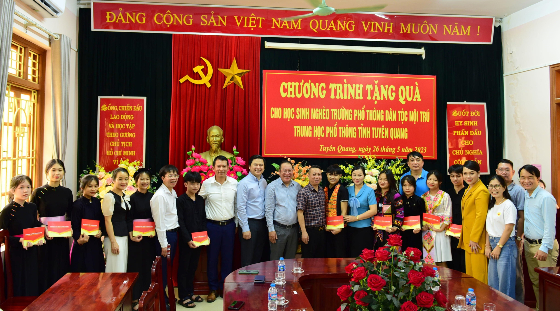 Trao tặng nhiều phần quà ý nghĩa cho học sinh nghèo của Trường THPT Dân tộc Nội trú tỉnh Tuyên Quang năm học 2022-2023