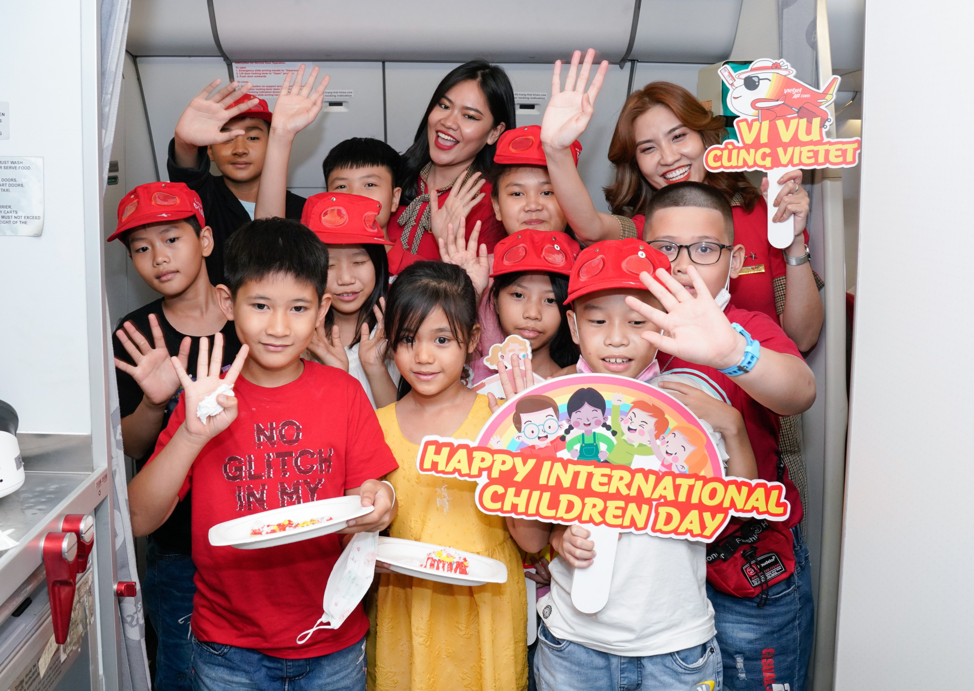 Vui liên hoan thiếu nhi thế giới trên độ cao 10.000 mét cùng Vietjet