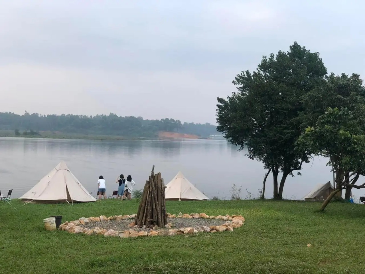 Thơ Nguyễn Văn Long: Khắc Lá Phiêu Xinh
