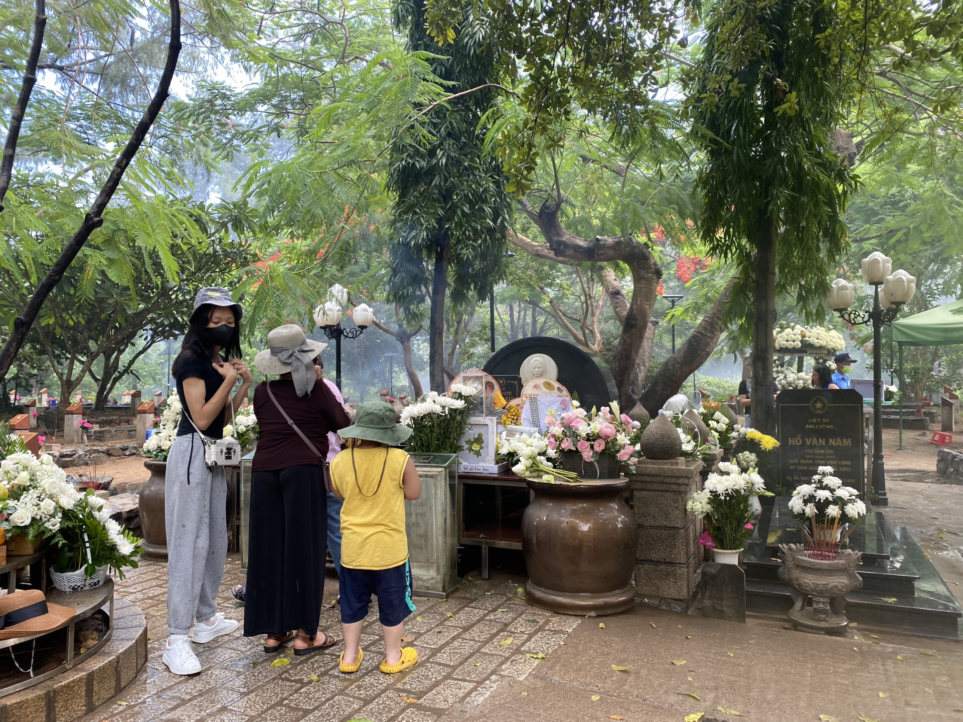Thơ Nguyễn Văn Long: Đất Đây Đỏ Thẫm Mây Xinh