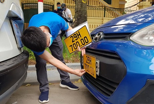 Xem xét giảm phí đổi biển số màu trắng sang màu vàng cho ô tô kinh doanh