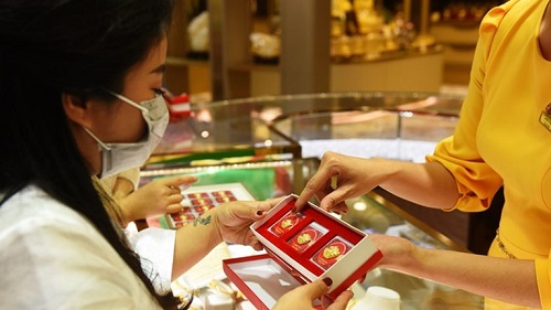 Giá vàng miếng trong nước sụt nửa triệu VNĐ/lượng, USD tự do đi xuống