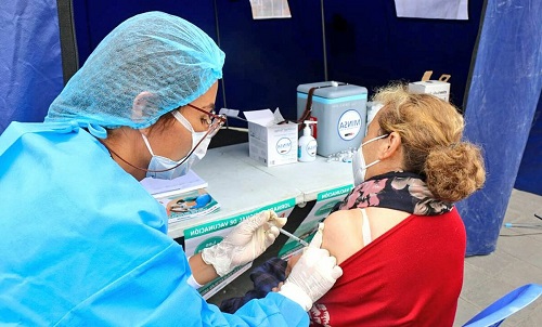 Nhân viên y tế bang California dị ứng nghiêm trọng sau khi tiêm vaccine