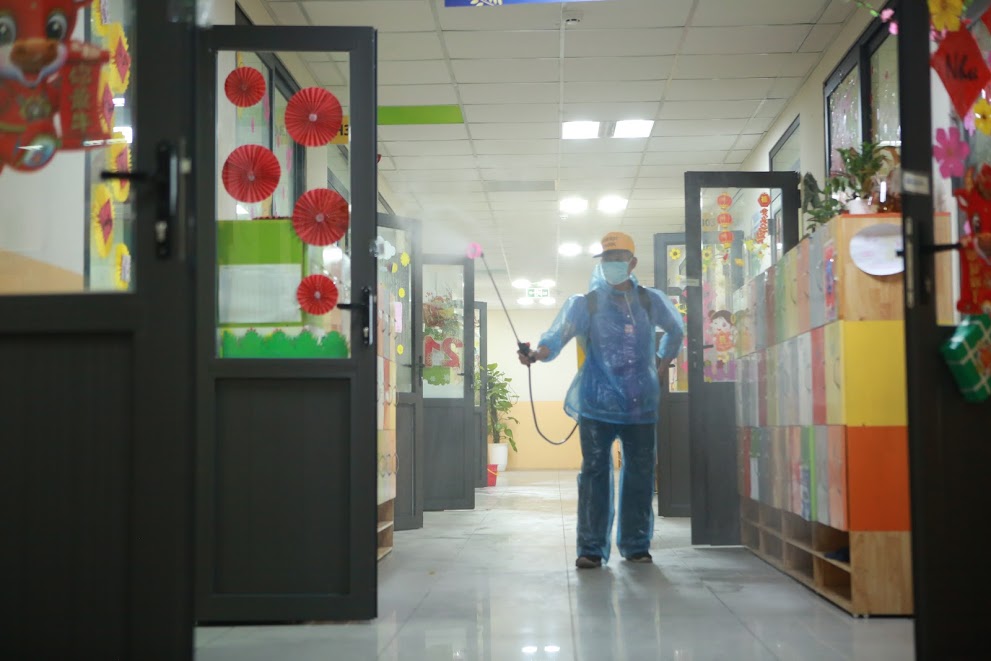 Các trường học tại Hà Nội tổng vệ sinh, phun khử khuẩn đón học sinh trở lại trường
