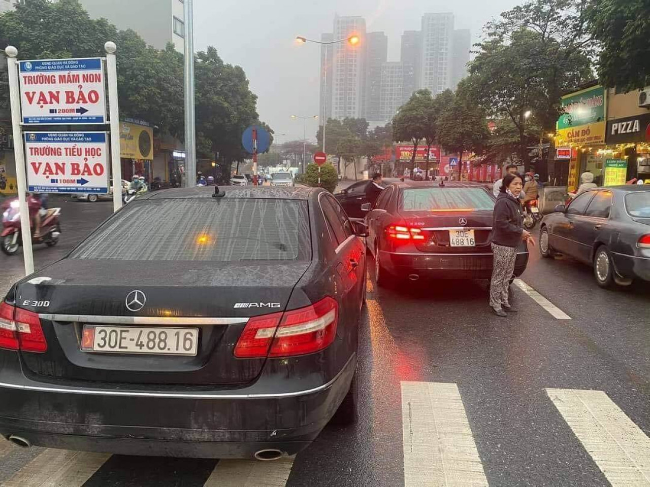 Cục Cảnh sát Giao thông vào cuộc vụ hai chiếc xe Mercedes cùng biển số
