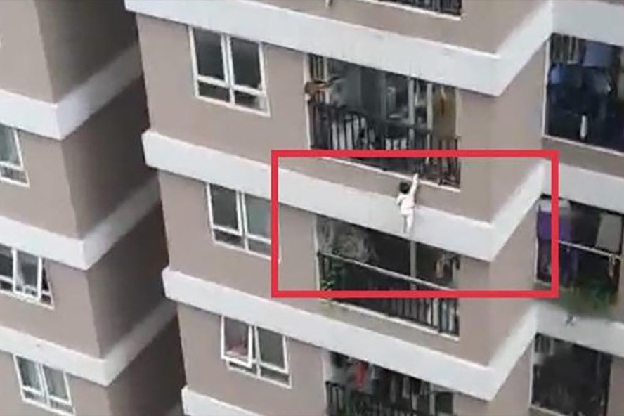 Shipper cứu bé gái thoát khỏi tay ‘tử thần’ khi rơi từ tầng 13 xuống