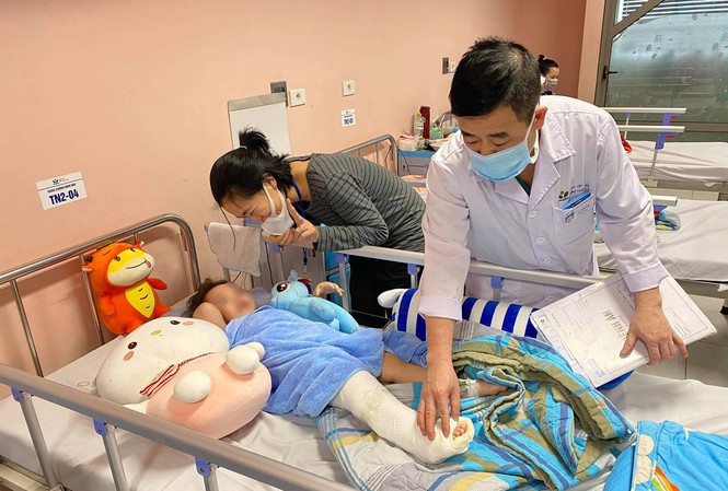 Bé gái 2 tuổi rơi từ tầng 13 sắp được xuất viện
