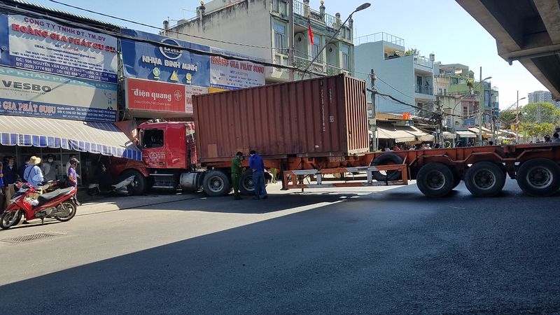 Đang mua hàng ở tiệm đồ điện, chạy không kịp bị xe container tông chết thương tâm