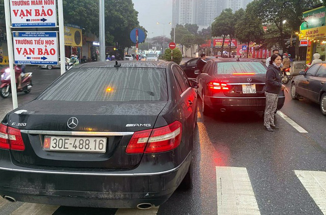 Công an bàn giao xe Mercedes E300 biển thật cho chủ xe