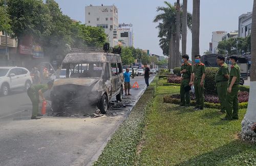 Xe tang dừng đèn đỏ bỗng cháy dữ dội trên đường phố Đà Nẵng