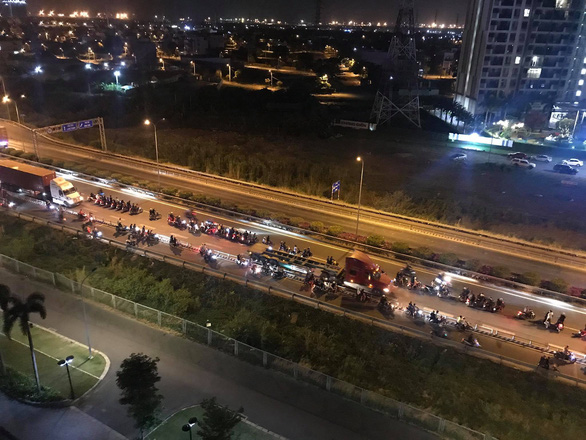 Hàng trăm ‘quái xế’ chặn đường, đua xe bạt mạng trên cao tốc