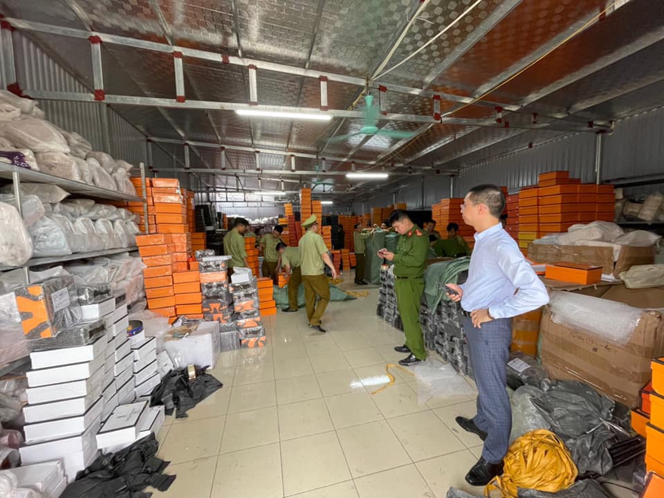 Triệt phá kho hàng ‘lớn nhất miền Bắc’ nhái các nhãn hiệu nổi tiếng