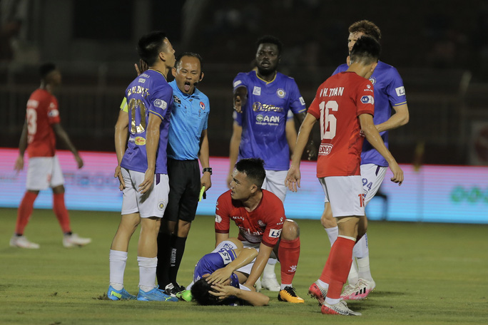 Hùng Dũng bị chấn thương nặng, HLV Chu Đình Nghiêm nói gì về Hoàng Thịnh?