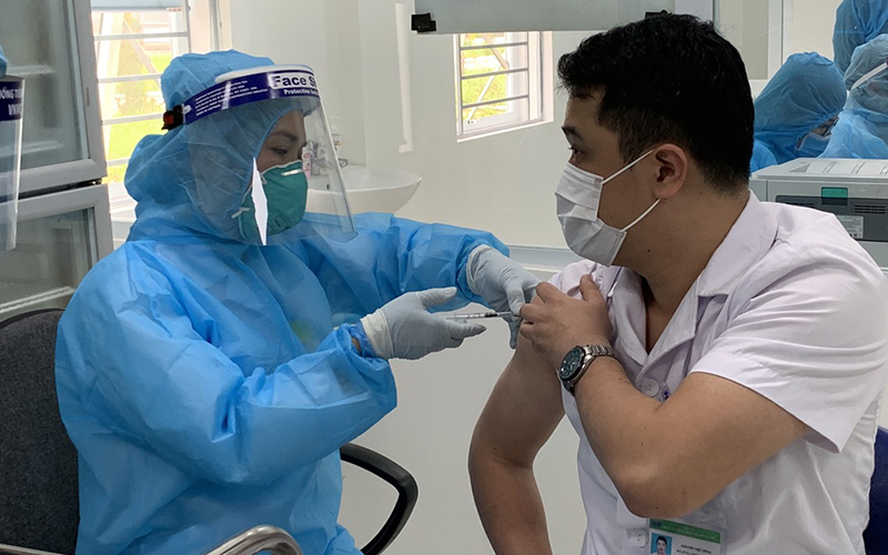 12 người phản ứng nặng sau tiêm vaccine COVID-19 đã ổn định sức khỏe
