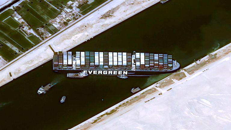 8 tàu kéo đến giải cứu tàu container 'cá voi mắc cạn' chặn ngang Kênh đào Suez