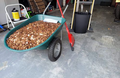 Bị đòi nợ lương, sếp cũ trả bằng 228 kg tiền xu trộn dầu máy