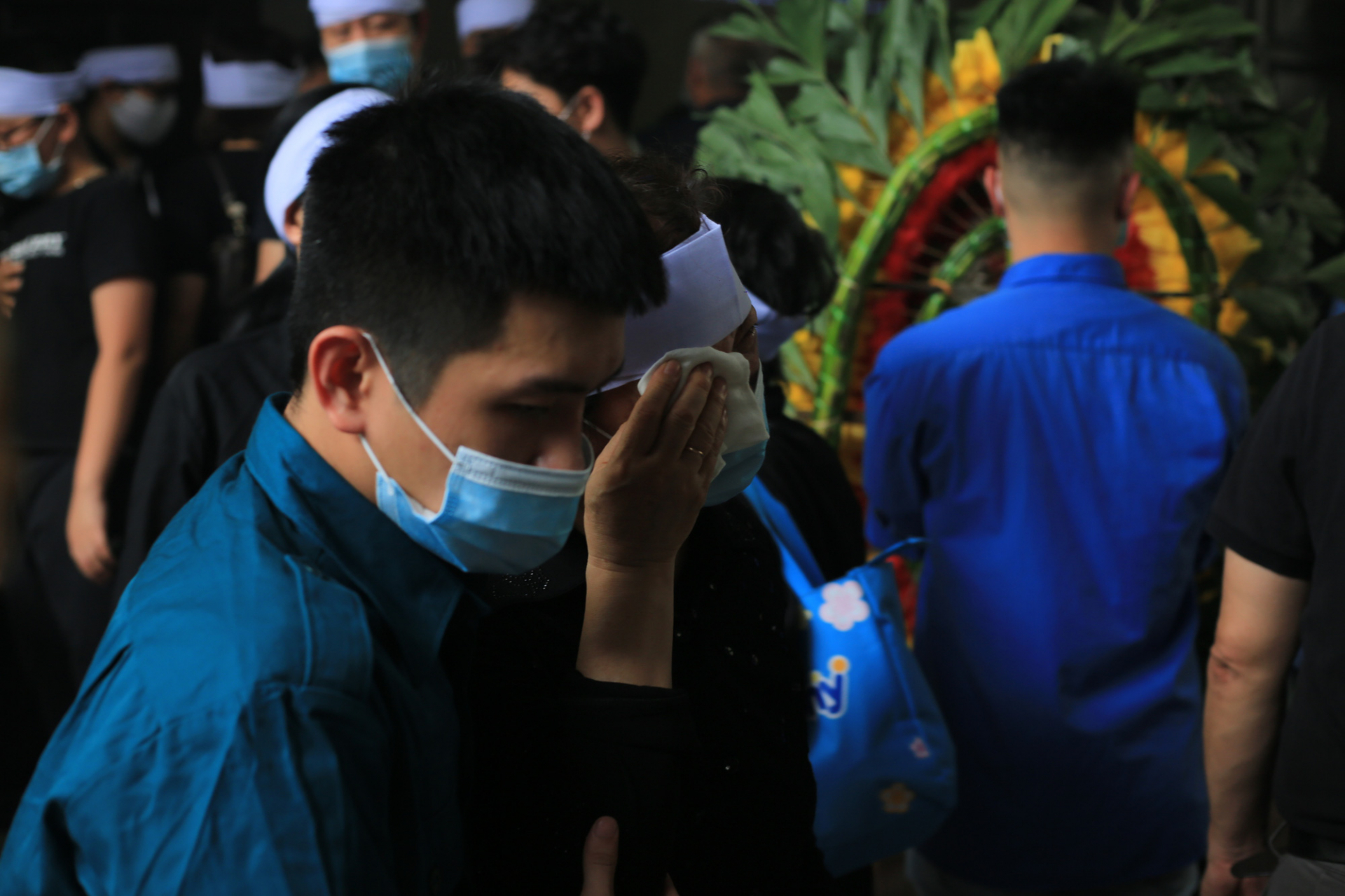 Hàng trăm người chết lặng trong đám tang của gia đình 4 người tử vong trong vụ cháy ở Hà Nội