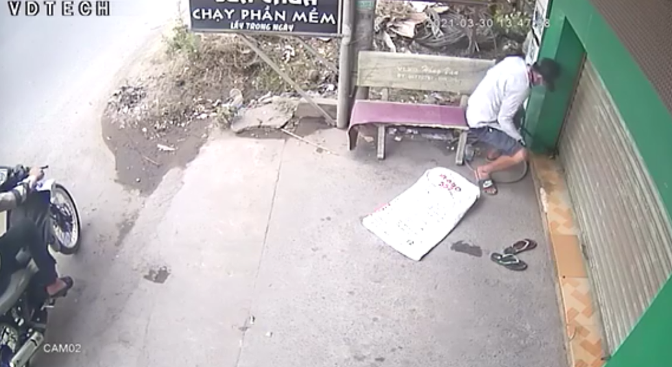 Kẻ trộm táo tợn dùng kìm cắt khóa, vét sạch cửa hàng điện thoại giữa ban ngày