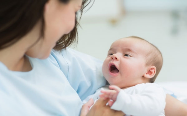Những lưu ý khi chăm sóc trẻ sơ sinh trong mùa hè này