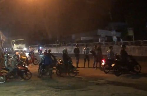 Hàng trăm “quái xế” ngang nhiên chặn Quốc lộ 1A đua xe hàng tuần ở Hậu Giang