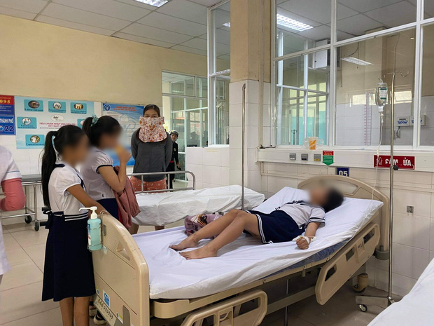 Hàng loạt học sinh tiểu học nhập viện khi chơi ‘đồ chơi lạ’ mua trước cổng trường