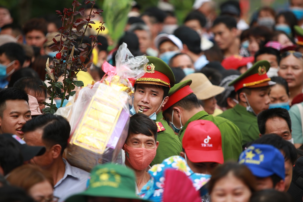 Cảnh tượng chen lấn xô đẩy: ‘Biển người’ chen chúc ở đền Hùng
